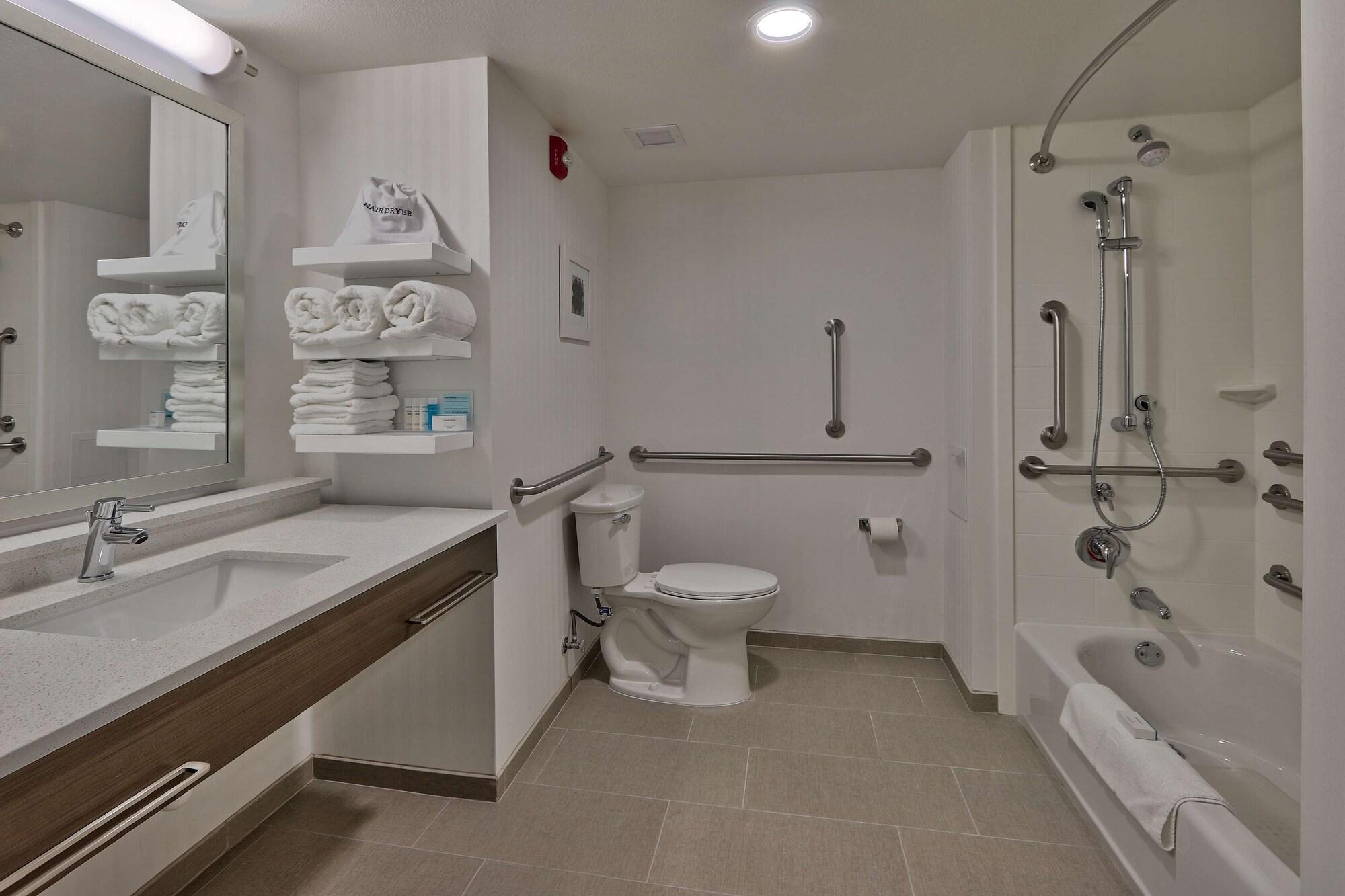 Hampton & Hotel 3*