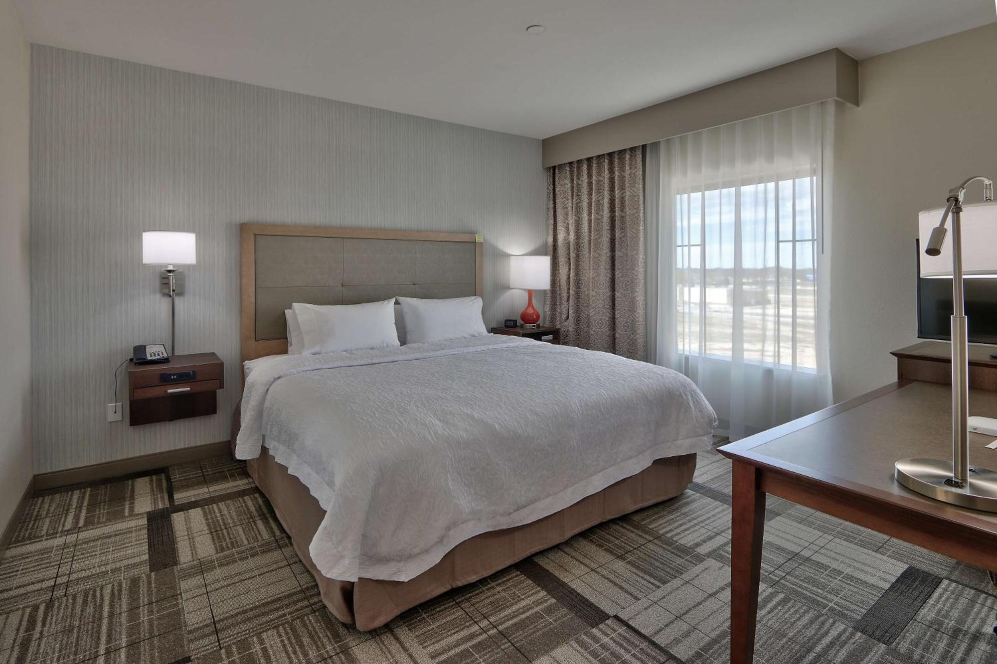 Hampton & Hotel Artesia